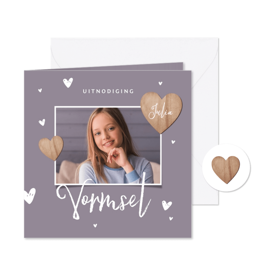 Vormsel uitnodigingskaart meisje houten hartjes foto - Kaartimpressie