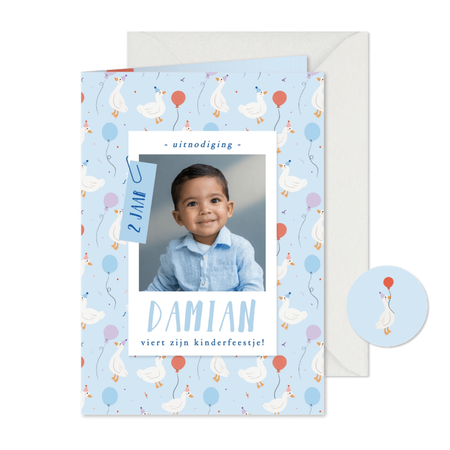 Vrolijk blauw kinderfeestje uitnodiging met foto en eendjes - Kaartimpressie