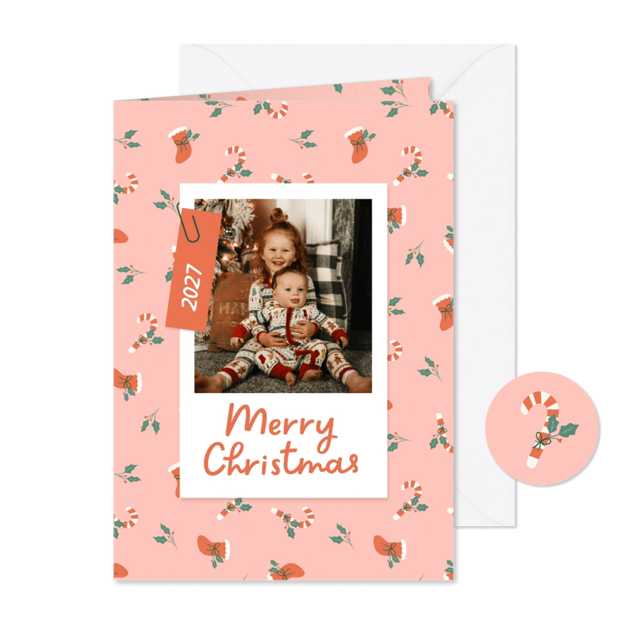 Vrolijk roze kerstkaartje met foto zuurstok hulst kerstsok - Kaartimpressie