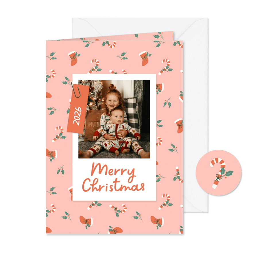 Vrolijk roze kerstkaartje met foto zuurstok hulst kerstsok - Kaartimpressie