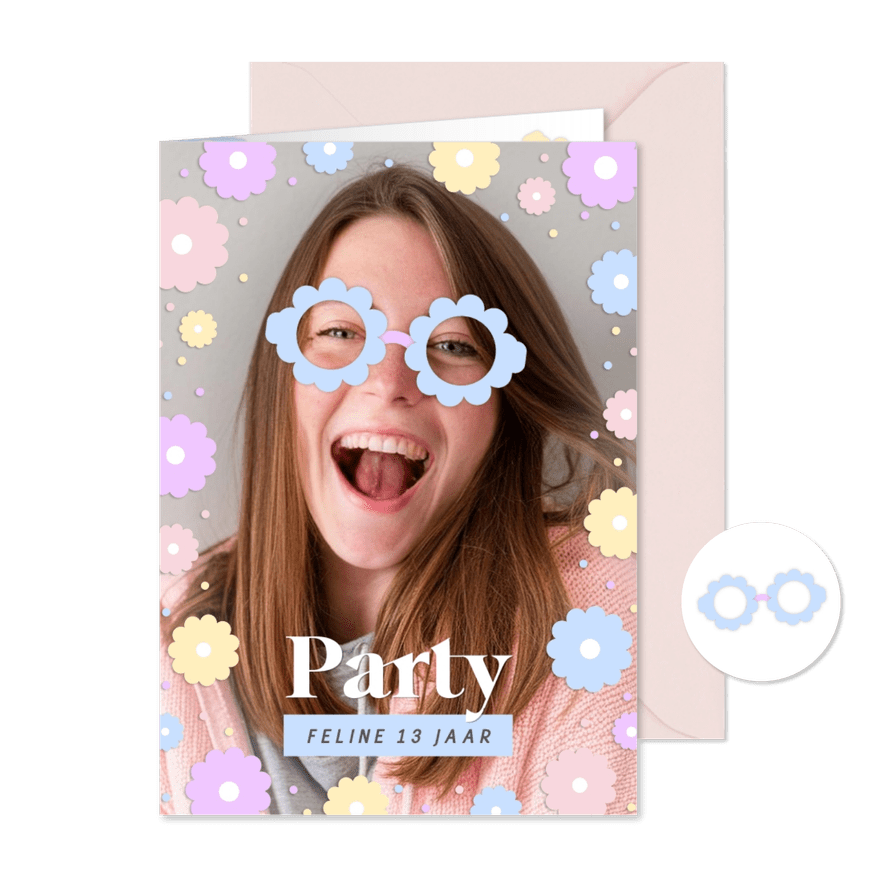 Vrolijk uitnodiging party met pastel bloemen en bril - Kaartimpressie
