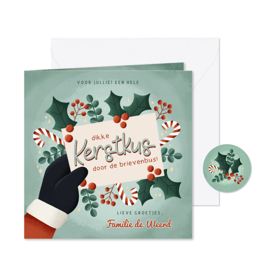 Vrolijke kerstkaart kerstkus door de brievenbus met takjes - Kaartimpressie