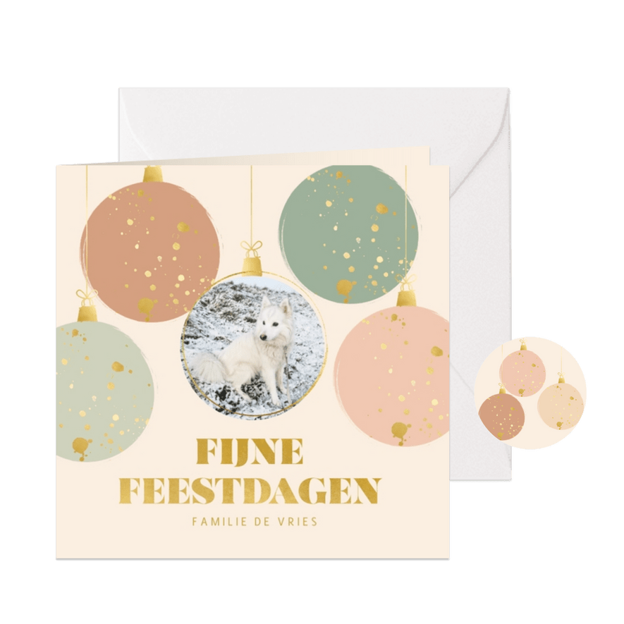 Vrolijke kerstkaart met kerstballen en gouden spetters - Kaartimpressie