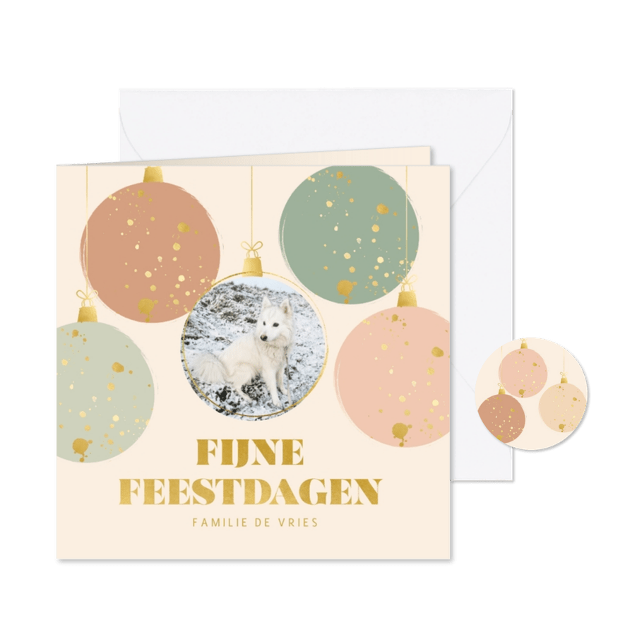 Vrolijke kerstkaart met kerstballen en gouden spetters - Kaartimpressie