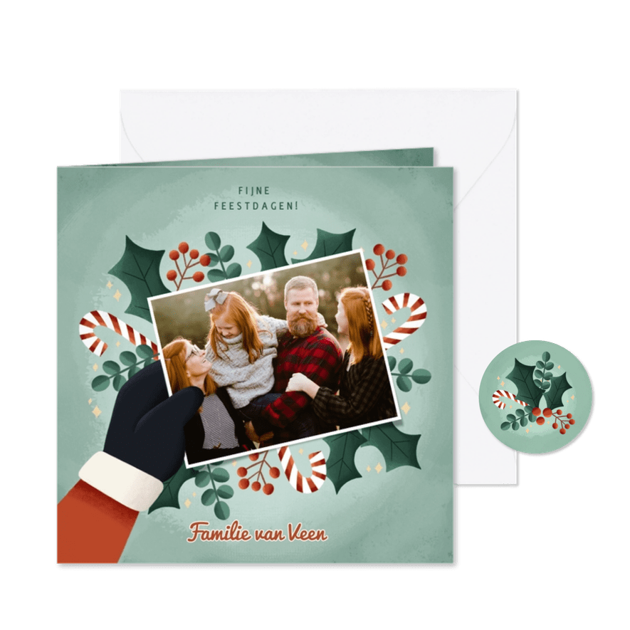 Vrolijke kerstkaart met kerstman, hulst, zuurstok en foto - Kaartimpressie