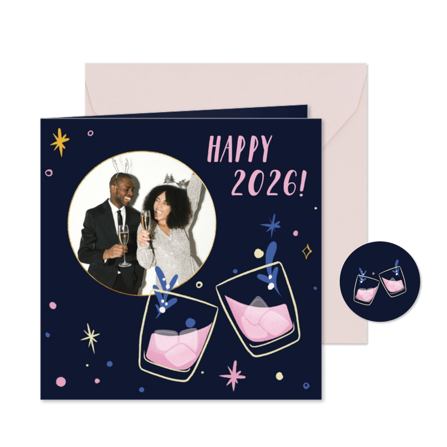 Vrolijke nieuwjaarskaart met cocktails en vuurwerk  - Kaartimpressie