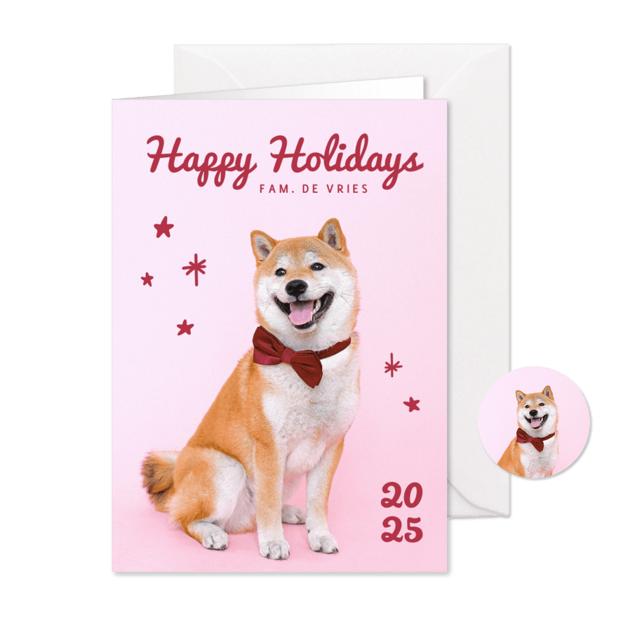 Vrolijke roze kerstkaart met hond met strik en sterren - Kaartimpressie