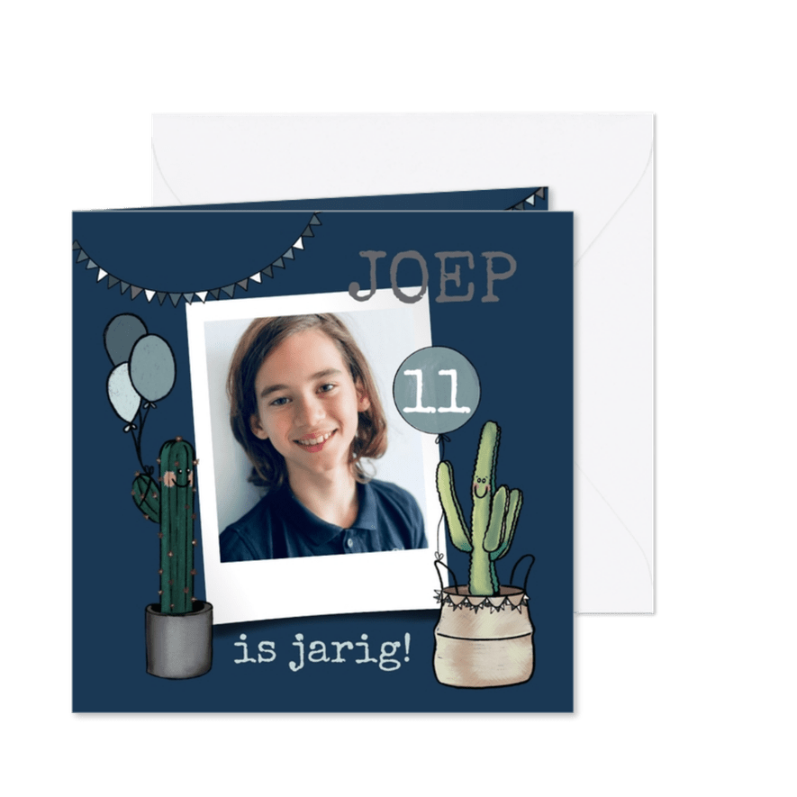 Vrolijke verjaardagsuitnodiging met cactussen en balonnen - Kaartimpressie