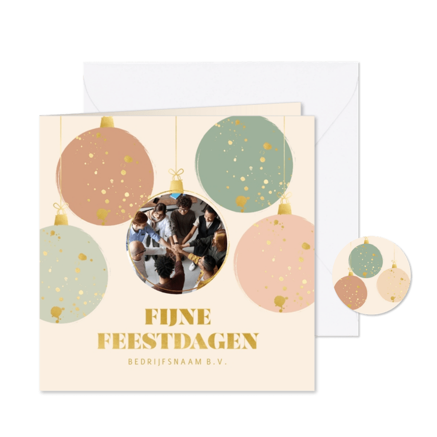 Vrolijke zakelijke kerstkaart met kerstballen en eigen foto - Kaartimpressie