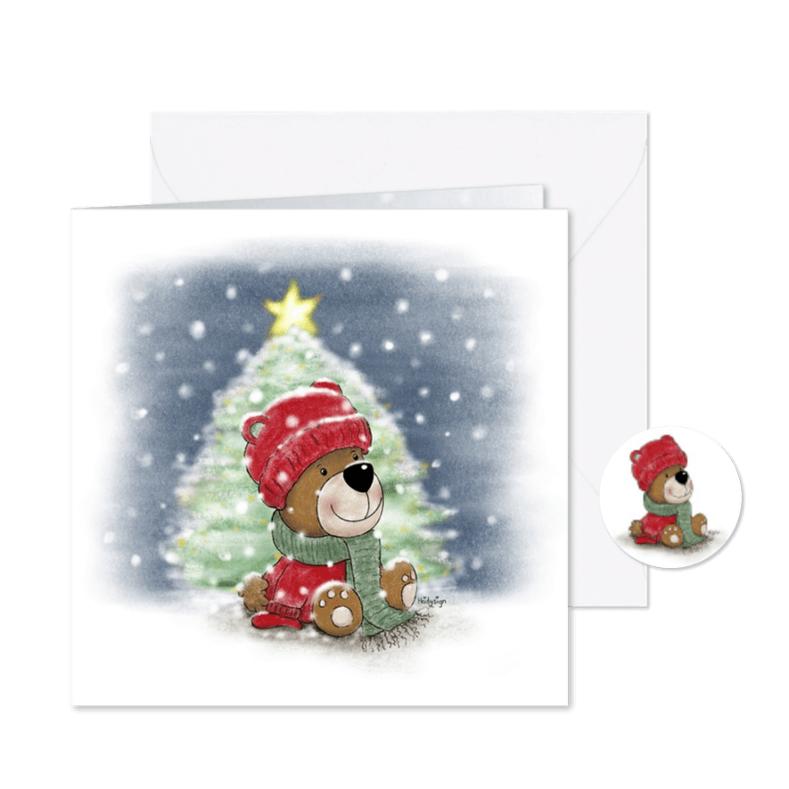 Winterse kerstkaart met een lief beertje en een kerstboom - Kaartimpressie
