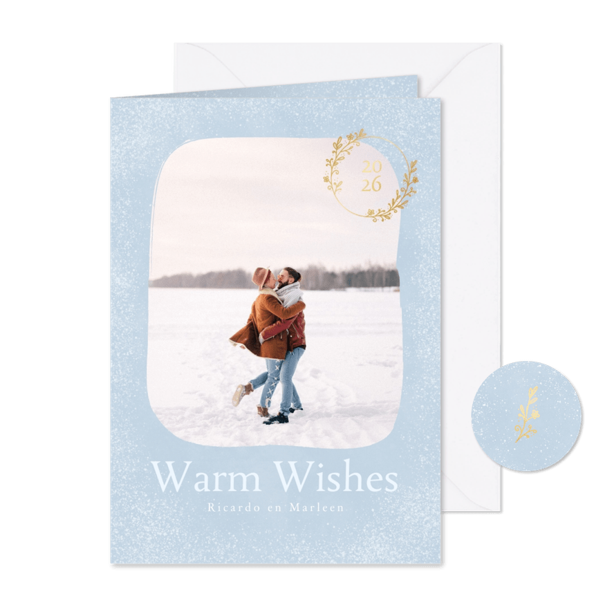 Winterse kerstkaart met grote foto en gouden ornament - Kaartimpressie
