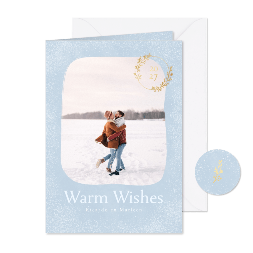 Winterse kerstkaart met grote foto en gouden ornament - Kaartimpressie