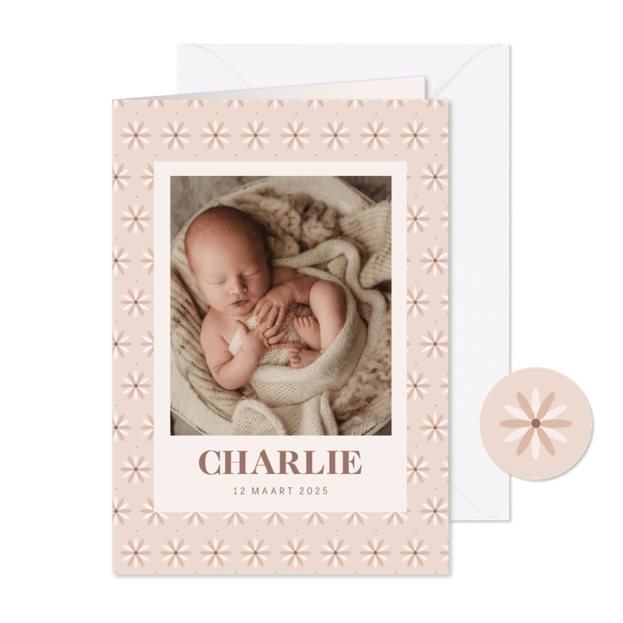 Zacht beige geboortekaartje met bloemenpatroontje en foto - Kaartimpressie