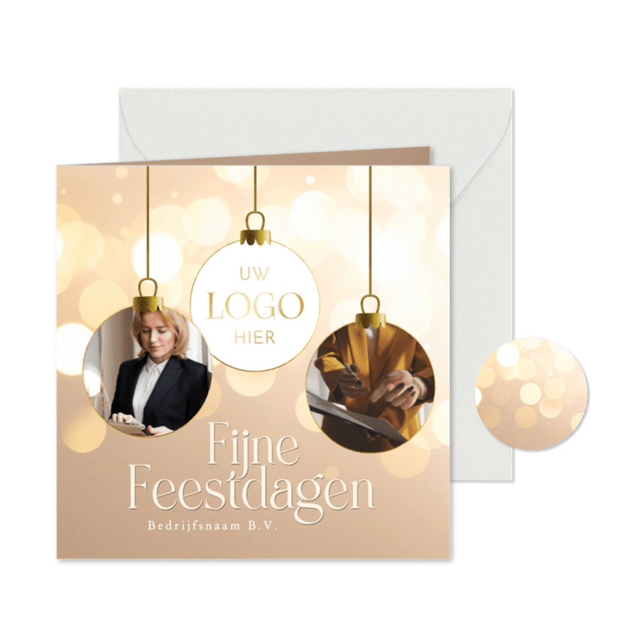 Zakelijk beige kerstkaart met foto's glitters en kerstballen - Kaartimpressie