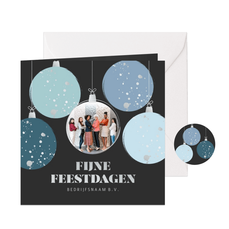 Zakelijke kerstkaart met kerstballen en eigen foto in zwart - Kaartimpressie