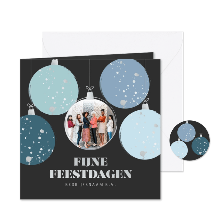 Zakelijke kerstkaart met kerstballen en eigen foto in zwart - Kaartimpressie