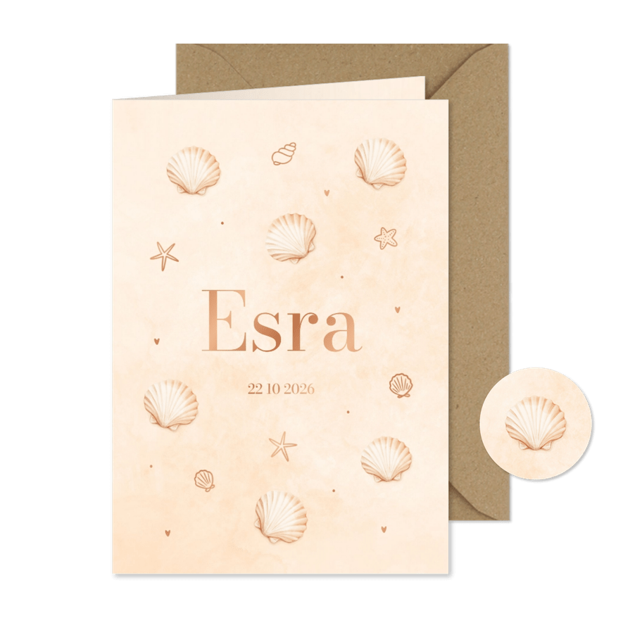 Zandkleurig geboortekaartje met schelpjes patroon - Kaartimpressie