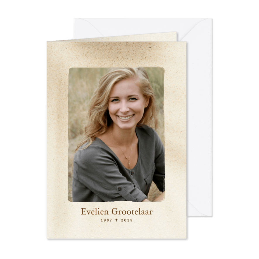 Zandkleurige rouwkaart met grote foto - Kaartimpressie