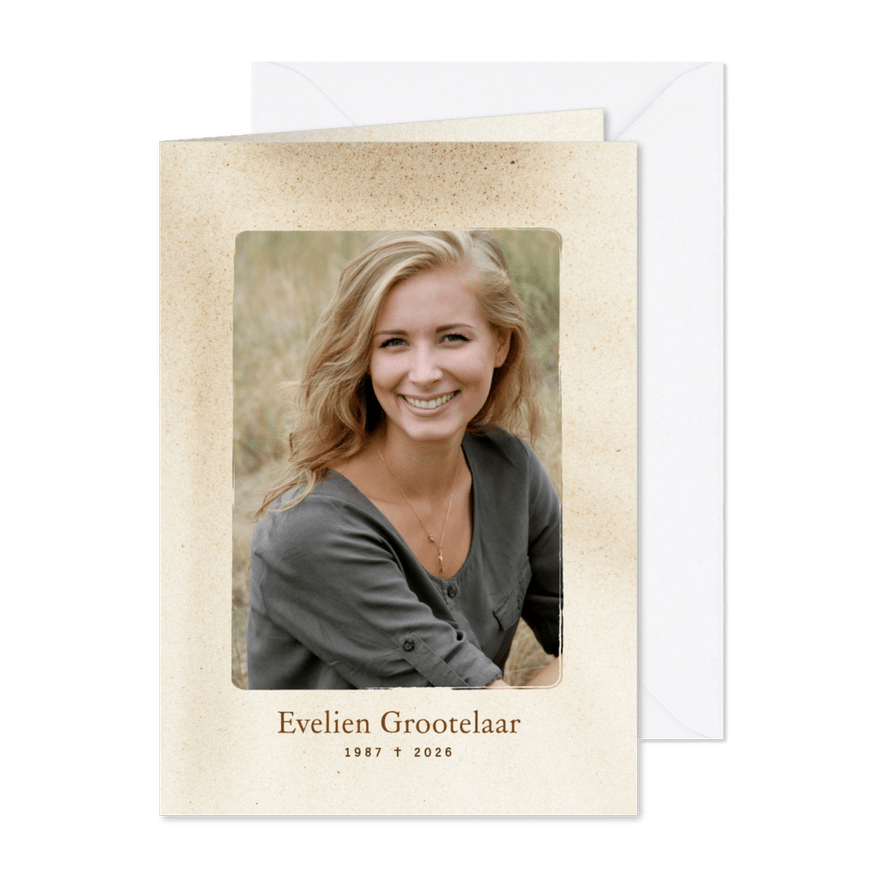 Zandkleurige rouwkaart met grote foto - Kaartimpressie