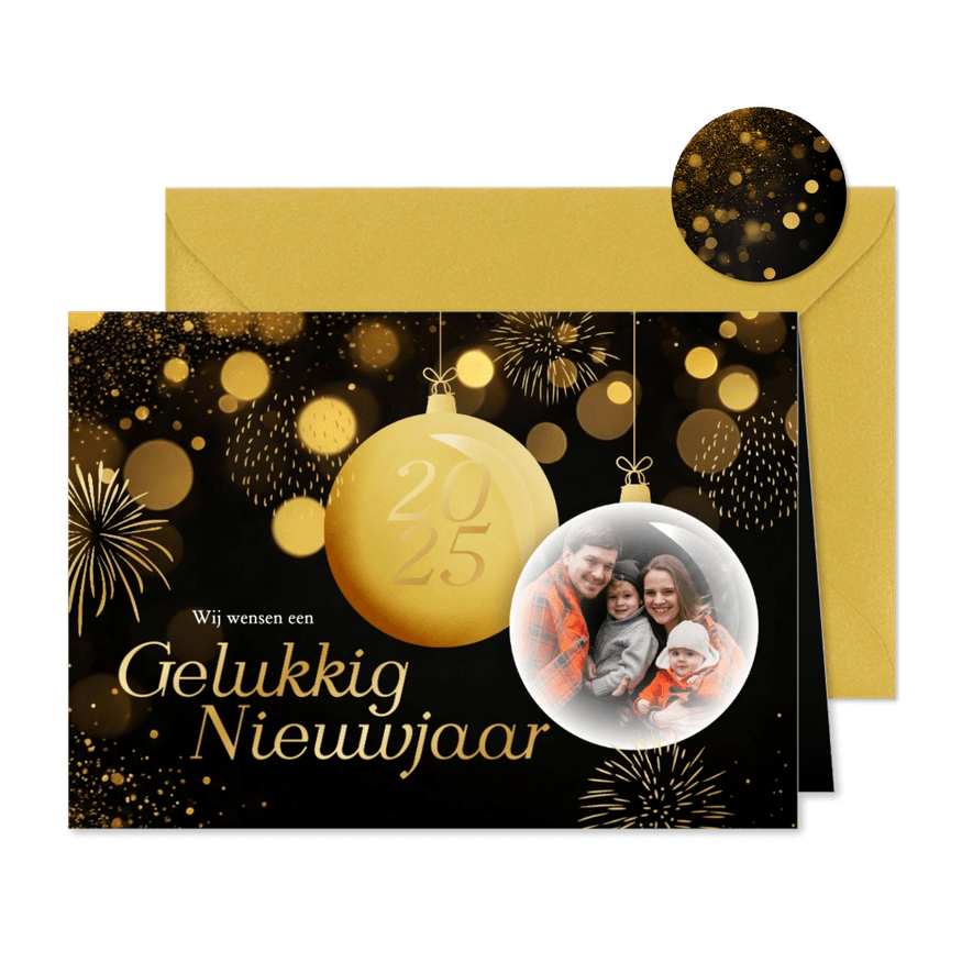 Zwarte nieuwjaarskaart met kerstballen foto en goud vuurwerk - Kaartimpressie