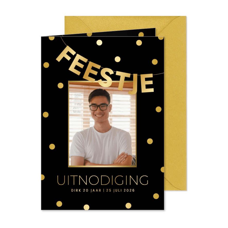 Zwarte uitnodiging feestje met foto en gouden confetti - Kaartimpressie
