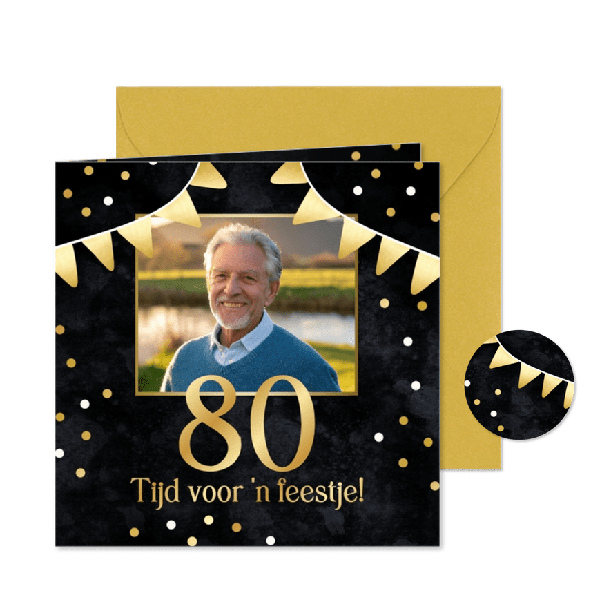 Zwarte uitnodiging verjaardagsfeest met gouden vlaggetjes - Kaartimpressie