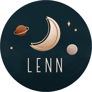 Verjaardagstraktatie sticker met naam, heelal met maan, planeten en sterren voor een verjaardag.