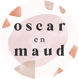 Ronde sticker met abstracte vormen en 2 namen, voor trouwen, traktatie of bedankt.