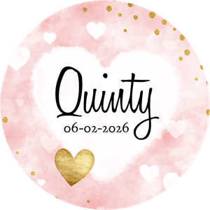 Roze sticker met een wit hart en gouden details,  met naam en datum, de tekst is geheel aanpasbaar. 