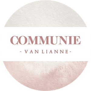 Zelfgemaakte ronde sticker voor 1ste communie met waterverf achtergrond en balk 