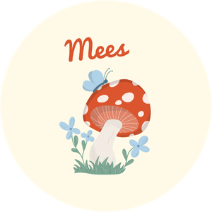 Sticker om zelf te maken met eigen naam en paddestoel  waar een vlindertje op zit. 