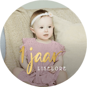 Een ronde sticker met een grote eigen foto, naam en gouden tekst 1 jaar, voor een eerste verjaardag.