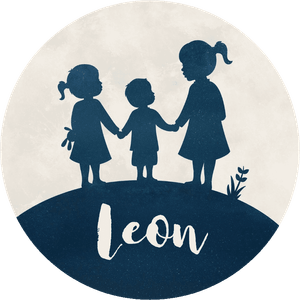 Ronde sticker met 3 kinderen en naam, voor een jongen met 2 oudere zussen
