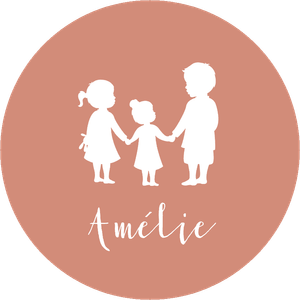 Roestkleurige sticker met wit silhouet van 3 kinderen en naam, voor doopsuiker of geboortefeest.