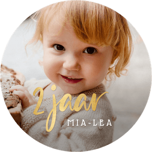 Ronde sticker met een grote eigen foto, naam en gouden tekst 2 jaar, voor traktatie verjaardagsfeest