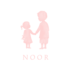 Ronde sticker met roze silhouet van een meisje en grote broer, hand in hand, voor geboortefeest