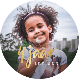 Ronde sticker met een grote eigen foto, naam en gouden tekst 4 jaar, voor traktatie verjaardagsfeest
