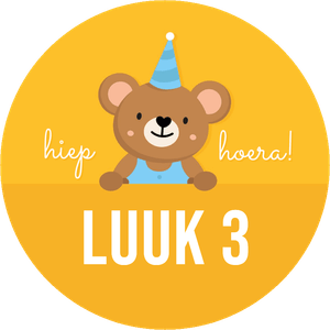 Vrolijke sticker voor trakteren op BSO of school, met een beer die een feesthoedje draagt.