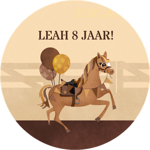 Traktatie stickervel met paard, naam, ballonen en slinger, voor een paardenmeisje die jarig is.