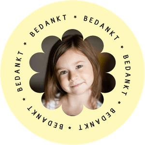 Lief botergeel bedankt stickertje met foto in bloemvorm.