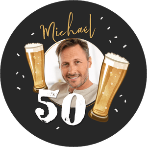 Een stoere ronde sticker voor een verjaardag met foto van de jarige en biertjes.