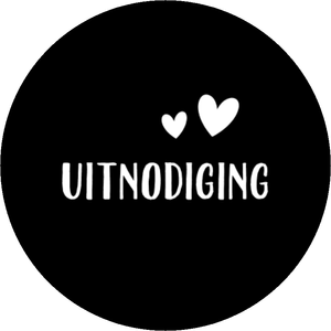 Zwarte sluitzegel met de tekst ‘uitnodiging’ en 2 hartjes