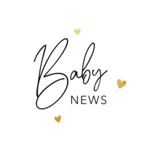 Witte sluitzegel met zwarte letters 'baby news' en drie gouden hartjes