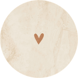 Klein koperkleurig hartje op een marmeren achtergrond