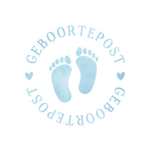 Witte sluitzegel met blauwe waterverf afbeelding van een stempel met voetjes en geboortepost er op.