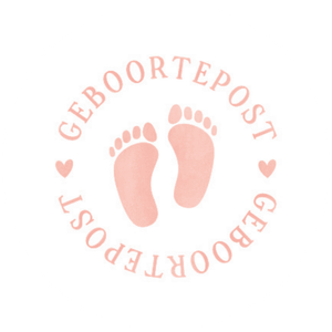 Witte sluitzegel met roze waterverf afbeelding van een stempel met voetjes en geboortepost er op