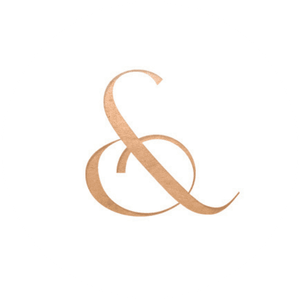 Witte sluitzegel met koperkleurig &-teken