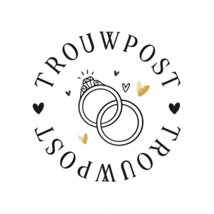 Witte sluitzegel met zwarte tekst trouwpost en illustratie van ringen en hartjes