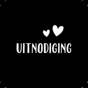Zwarte sluitzegel met de tekst ‘uitnodiging’ en 2 hartjes