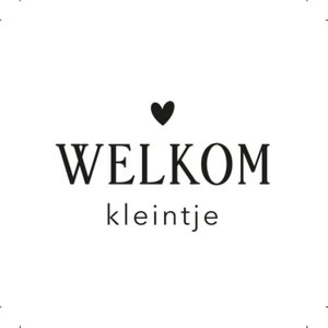 Witte sluitzegel met zwarte tekst 'welkom kleintje' en hartje.